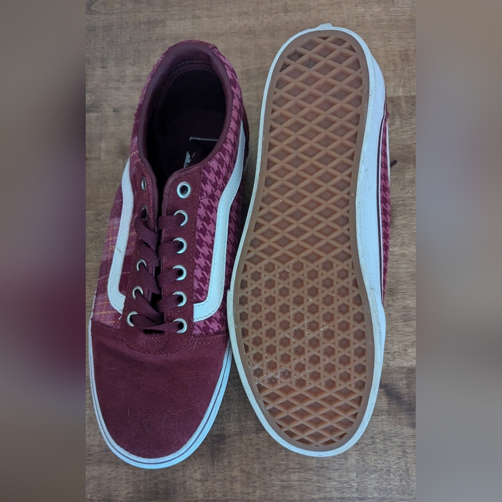 Red / maroon Vans